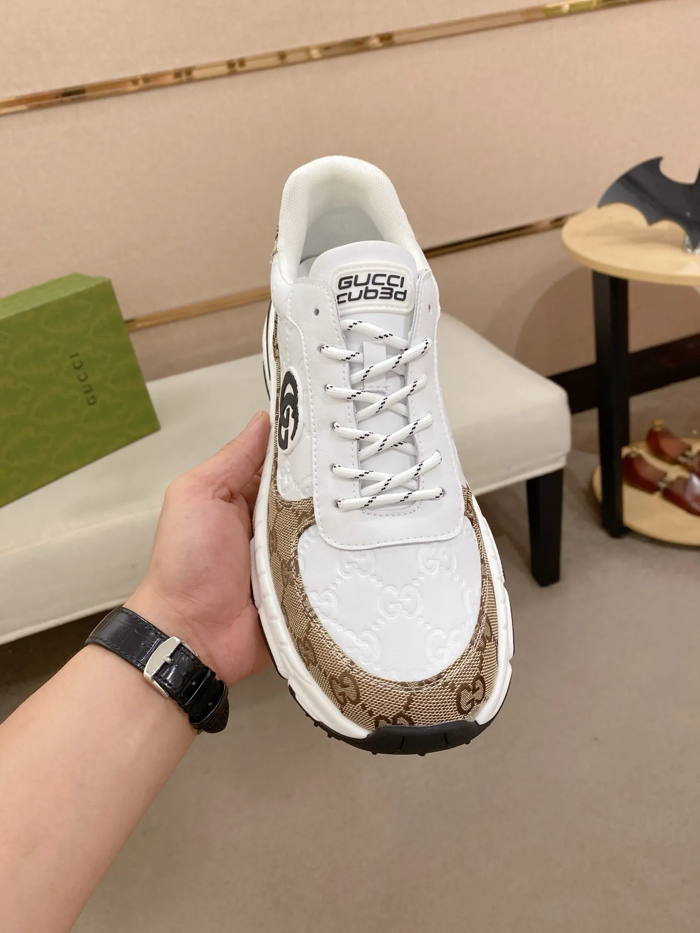 Men's men's shoes 442💰🇮🇹🇮🇹GUCCI🔍🔍new models are on sale at the same time at the counter. The uppers are made of top-grain cowhide imported from Italy. Fully imported genuine leather lining 💪💪, completely 1⃣️ to 1⃣️ replica 🇮🇹💪💪, ⚠ sole: original sole provided by the original factory, exclusive movable molded sole super comfortable, ⚠ original factory follow-up, 🔍🔍 high quality, you can go in and out of the counter at will, welcome to compare⚠. Code number: 38-44. Can be customized 45-46